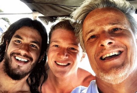 Filhos de Marcello Novaes surgem sem roupa em capa de álbum