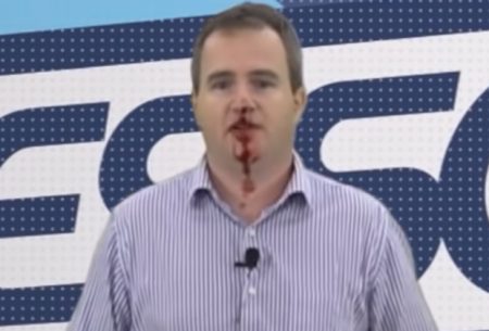 Apresentador é agredido na porta de emissora e surge com rosto machucado ao vivo