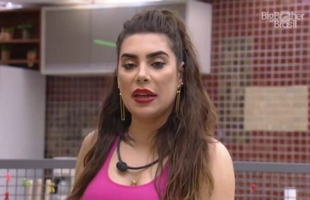 BBB 2022: Naiara Azevedo alfineta brothers após encontrar cozinha suja