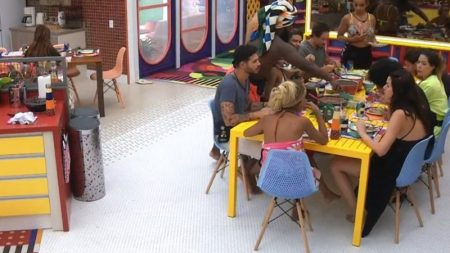 BBB 2022: Naiara é excluída da mesa do almoço com outros brothers