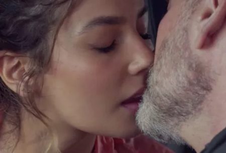 Um Lugar ao Sol: Breno tem noite de amor com Cecília