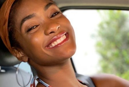 Erika Januza preocupa fãs ao mostrar sua nova aventura