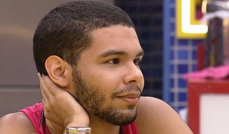 BBB 2022: Vinícius é flagrado observando região íntima de outro brother
