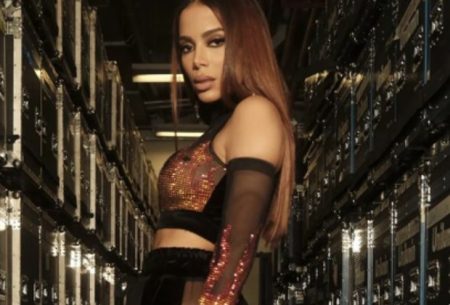 Anitta interrompe show em SP após estrutura do evento despencar e deixar feridos