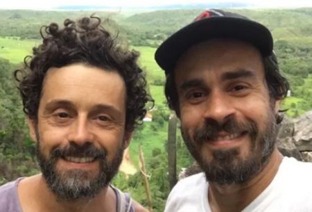 Erom Cordeiro relembra “saída do armário” e elogia Marco Pigossi: “Supersensível”