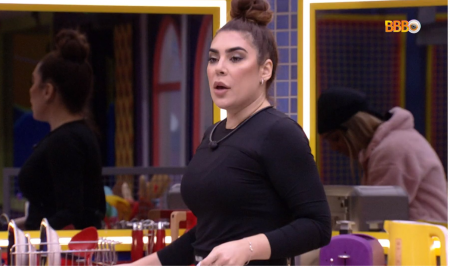 BBB 2022: Naiara Azevedo polemiza ao servir Tiago com comida que caiu da panela