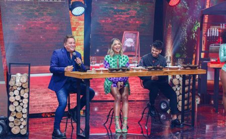 Leonardo cumpre promessa e aparece no 1º churrasco de Faustão