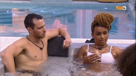 BBB  2022: Globo corta câmera após Lucas falar mal de Naiara