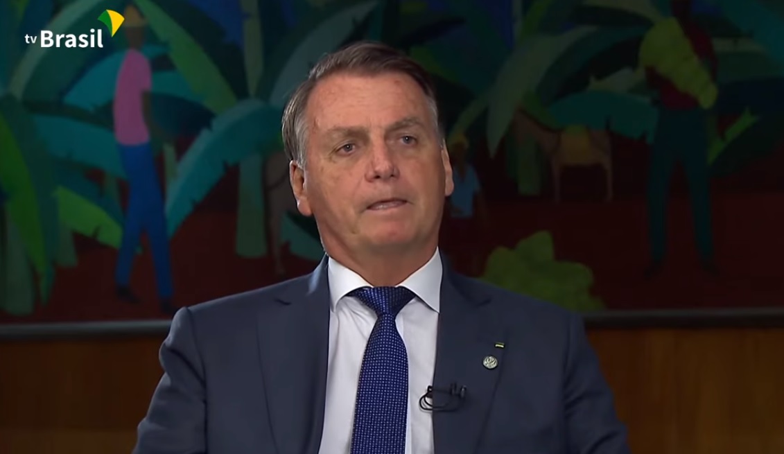 Sem provas, Bolsonaro acusa a Globo de corrupção: “Para ajudar o PT”