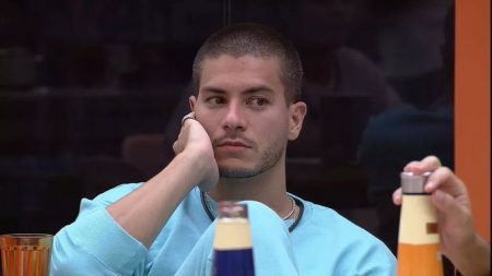BBB 2022: Arthur Aguiar fica sem graça ao receber “cobrinha”