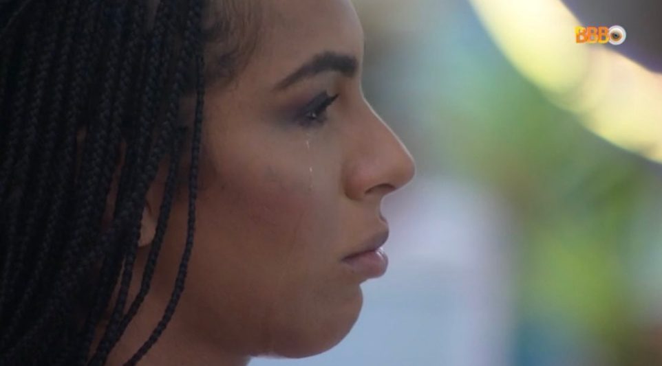BBB 2022: Linn da Quebrada chora após jogo da discórdia e é consolada por Natália