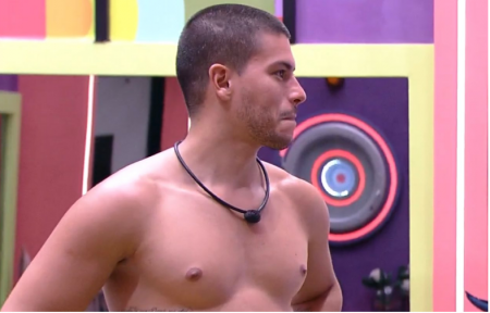 BBB 2022: Arthur Aguiar passa desodorante nas partes íntimas e dá o que falar
