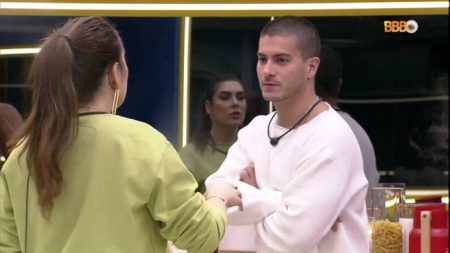 BBB 2022: Naiara Azevedo canta indireta sobre traições e Arthur Aguiar reage