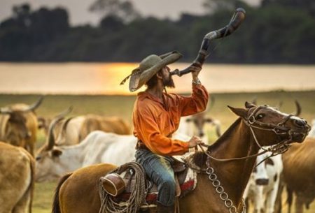 Após vilão, Irandhir Santos surge como peão em Pantanal