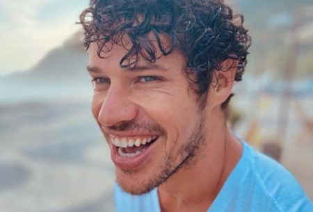 José Loreto curte praia com filha e detalhe chama atenção