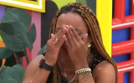 BBB 2022: Natália atira garrafa no chão e é punida pela produção; veja vídeo