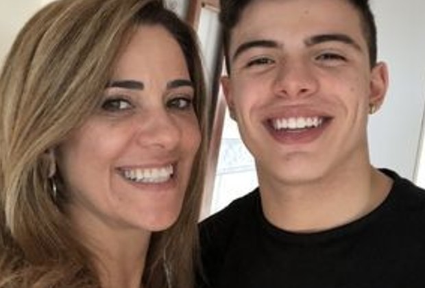 Mãe de Thomaz Costa surpreende com desabafo após ator entrar no OnlyFans