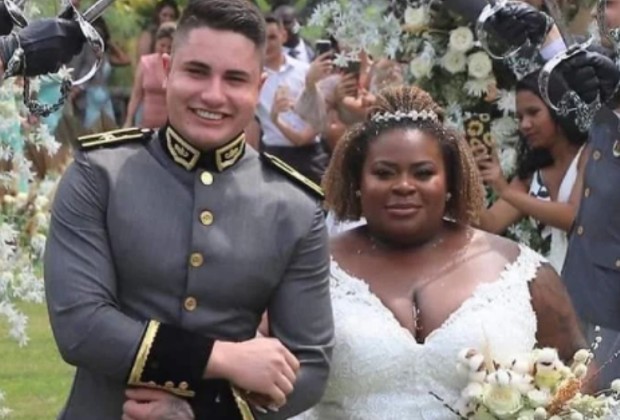 Jojo Todynho torce o pé durante festa de casamento