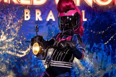 Motoqueira, Letícia Colin é desmascarada no The Masked Singer