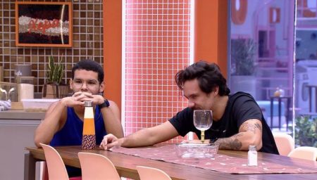 BBB 2022: Após presenciar amassos, Vinicius faz pergunta íntima a Eliezer