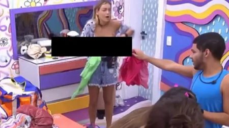 BBB 2022: Sem perceber, Bárbara paga peitinho ao vivo para todo mundo