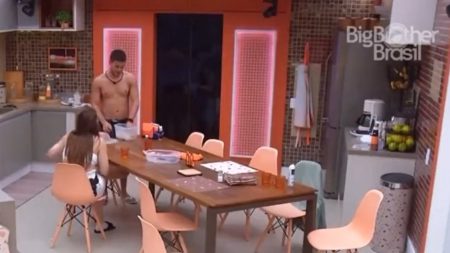 BBB 2022: Certo da eliminação, Arthur Aguiar come todas as comidas da casa