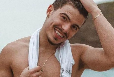 Thomaz Costa ousa e libera foto sem roupa em site adulto