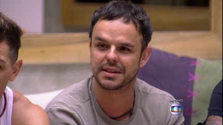 Metido em polêmica, Adrilles era visto como amigo de Pedro Bial; apresentador se afastou