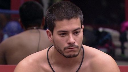 BBB 2022: Arthur Aguiar chora na sala da casa e desabafa no raio-x com situação tensa