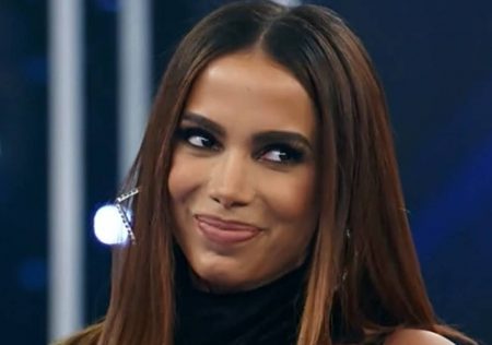 BBB 2022: Anitta se controla para não dar em cima de brother e causa nas redes