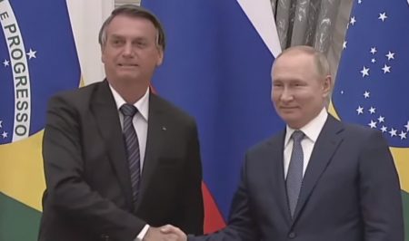 Jovem Pan comete gafe ao exibir Bolsonaro ao lado de Vladimir Putin