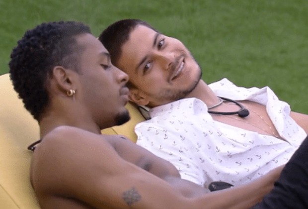 BBB 2022: Internautas criam torcida por romance entre Paulo André e Arthur Aguiar