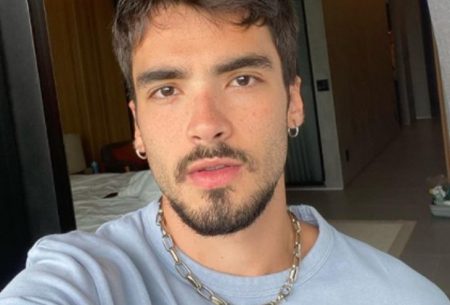 José Victor Pires quase mostra demais e detalhe chama a atenção: “O tamanho”