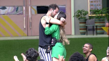 BBB 2022: Laís tenta fazer estratégia com Gustavo, mas se apaixona pelo brother