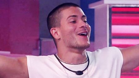 BBB 2022: Música de Rebelde toca na festa e Arthur Aguiar anima os brothers ao comemorar