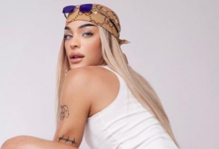 Pabllo Vittar deixa bumbum em evidência ao posar sensual de fio-dental