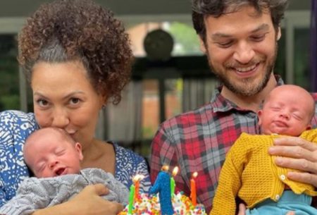 Emílio Dantas se emociona ao falar sobre nascimento dos filhos