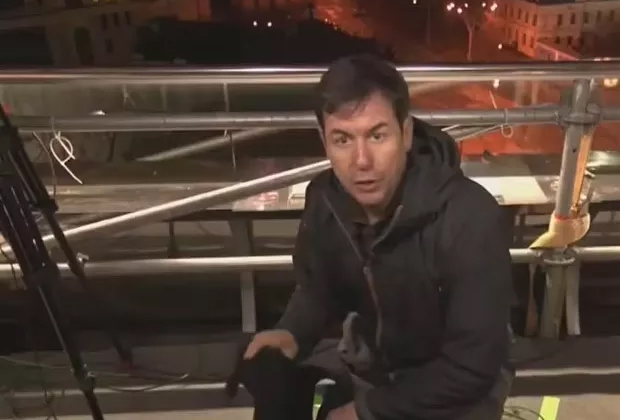 Repórter da CNN toma grande susto ao vivo com explosões após Rússia atacar Ucrânia