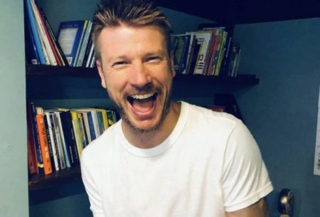Rodrigo Hilbert surge sujo de lama e web brinca: “Fez o próprio protetor solar”
