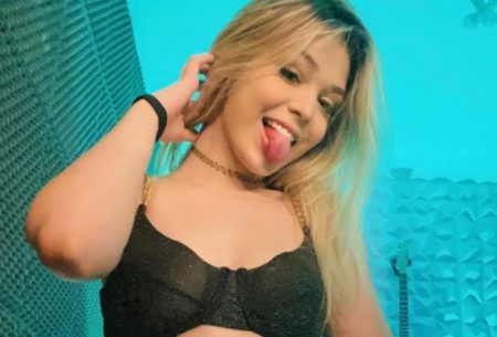 Melody é detonada ao fingir afogamento em clipe