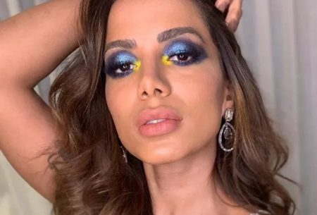 Anitta deixa bumbum em evidência ao escolher fantasia ousada de Carnaval