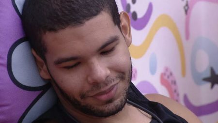 BBB 2022: Vinicius chora ao acariciar Eliezer e recebe pedido