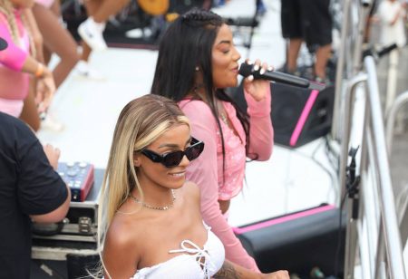Brunna Gonçalves rebola muito e beija Ludmilla durante show da cantora no Carnaval