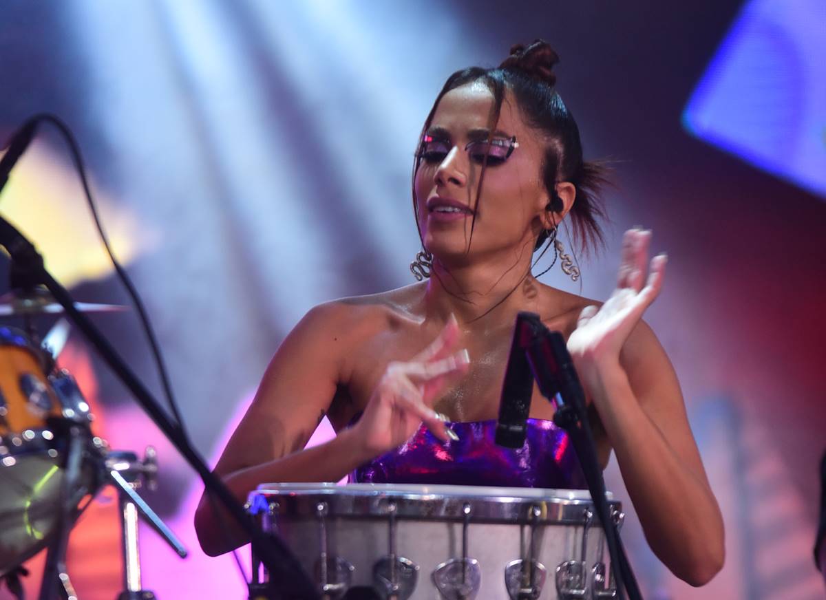 Famosos curtem show de Anitta no Carnaval de São Paulo e dão o que falar