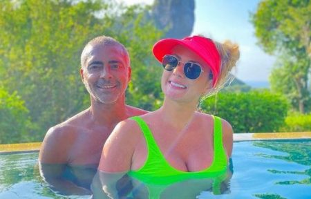 Romário vai à praia com namorada 25 anos mais nova e chama a atenção