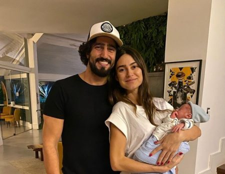 Thaila Ayala celebra quatro meses do filho e Renato Góes se derrete