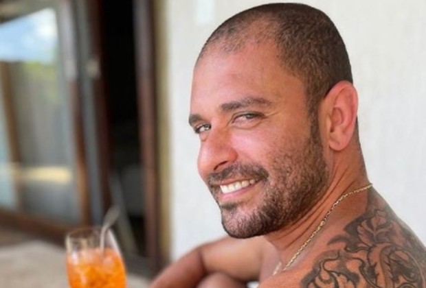 Diogo Nogueira mostra resultado de transplante capilar