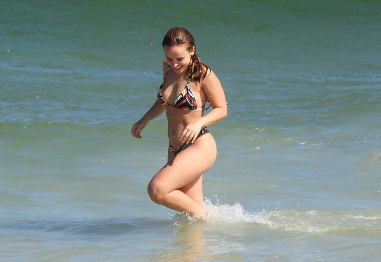 Larissa Manoela é flagrada em praia do Rio