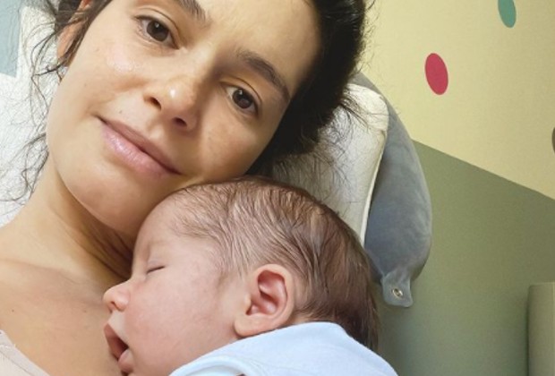 Maria Flor exibe repolho no seio e relata maternidade real: “Loucura Imensa”