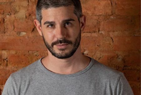Pedro Neschling choca ao deixar partes íntimas desenhadas na sunga: “Teve e foi bom demais”